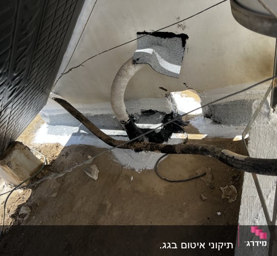 צינורות אטומים בחומר איטום לבן על קיר